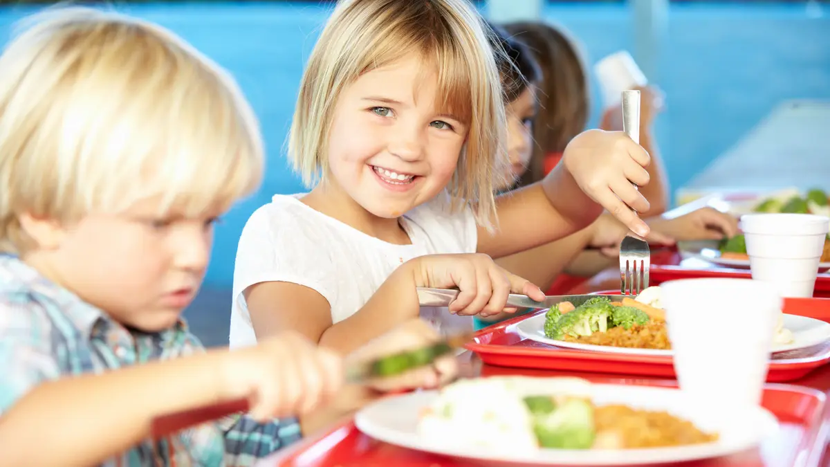 Kinder beim Essen in der Schulmensa.