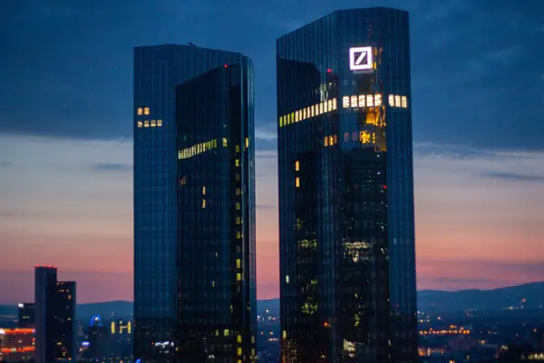 Deutsche Bank Gebäude in Frankfurt bei Sonnenuntergang