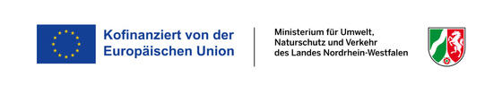 EU-Fahne, Text: "Kofinanziert von der Europäischen Union und Ministerium für Umwelt, Naturschutz und Verkehr des Landes Nordrhein-Westfalen" sowie Landeswappen Nordrhein-Westfalens.