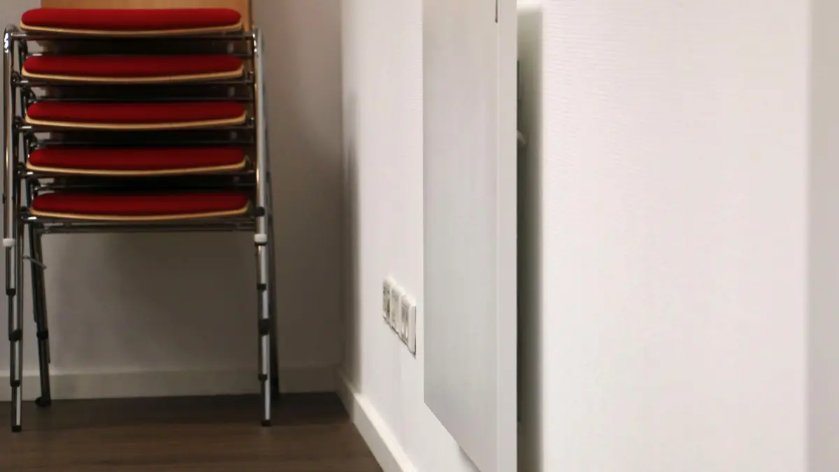 Weiße Infrarotheizung an der Wand