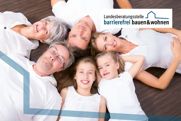 Eine Familie mit verschiedenen Generationen liegt auf dem Boden und schaut nach oben in die Kamera.