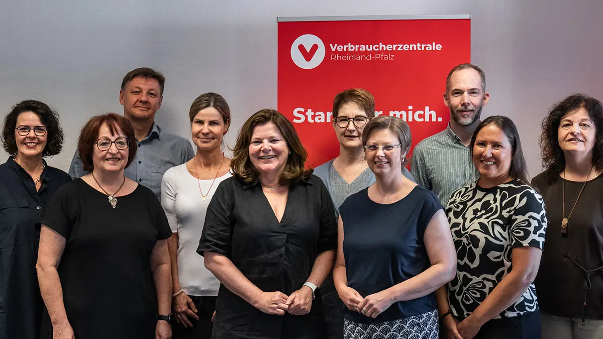 Gruppenfoto: Dr. Claudia Eider (mitte rechts) und Vorständin Heike Troue (mitte links) mit 8 weiteren Teilnehmenden und Kollegen:innen einer Sommerreise in Trier