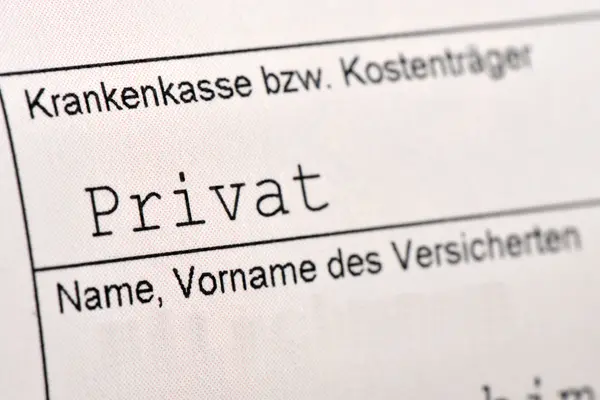 Nahaufnahme eines Rezeptscheins vom Arzt, auf dem "Privat" als Krankenkasse eingetragen ist.