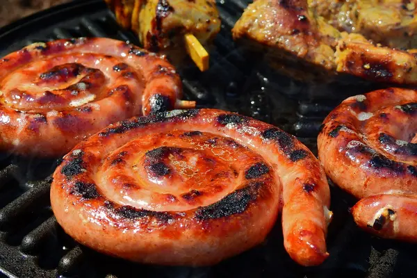 Verbrannte Würste auf einem Grill