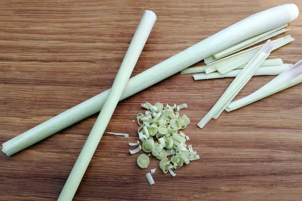 Zitronengras teils geschnitten auf Holzplatte