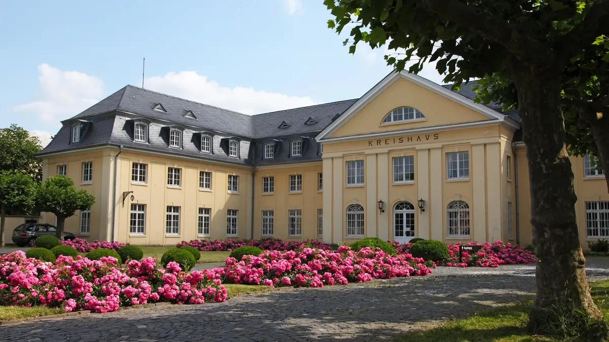 Ein herrschaftliches Haus in einem Park.