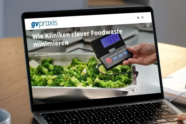 Titelbild vom Beitrag aus der gvpraxis am Laptop