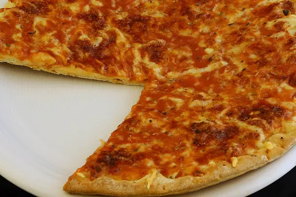 Pizza auf einem Teller