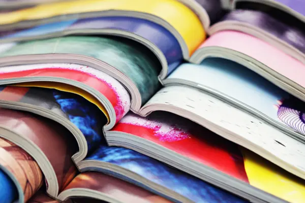 ein Stapel aufgeschlagener Zeitschriften