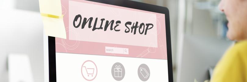 Eine Frau sitzt am PC beim Online Shopping