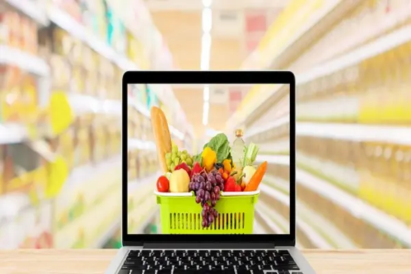 Laptop mit Obstkorb