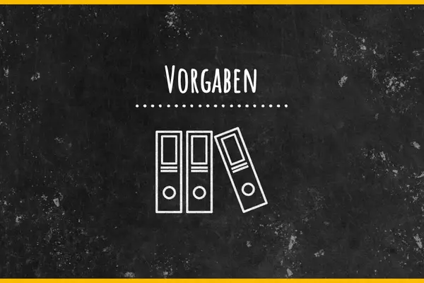 Schwarze Tafel mit Schriftzug Vorgaben und Kreidebild dreier Aktenordner