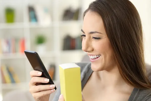 Junge Frau informiert sich im Internet über die Inhaltsstoffe