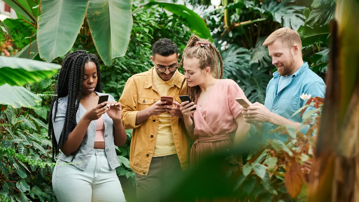 Junge Menschen, die auf Smartphones schauen