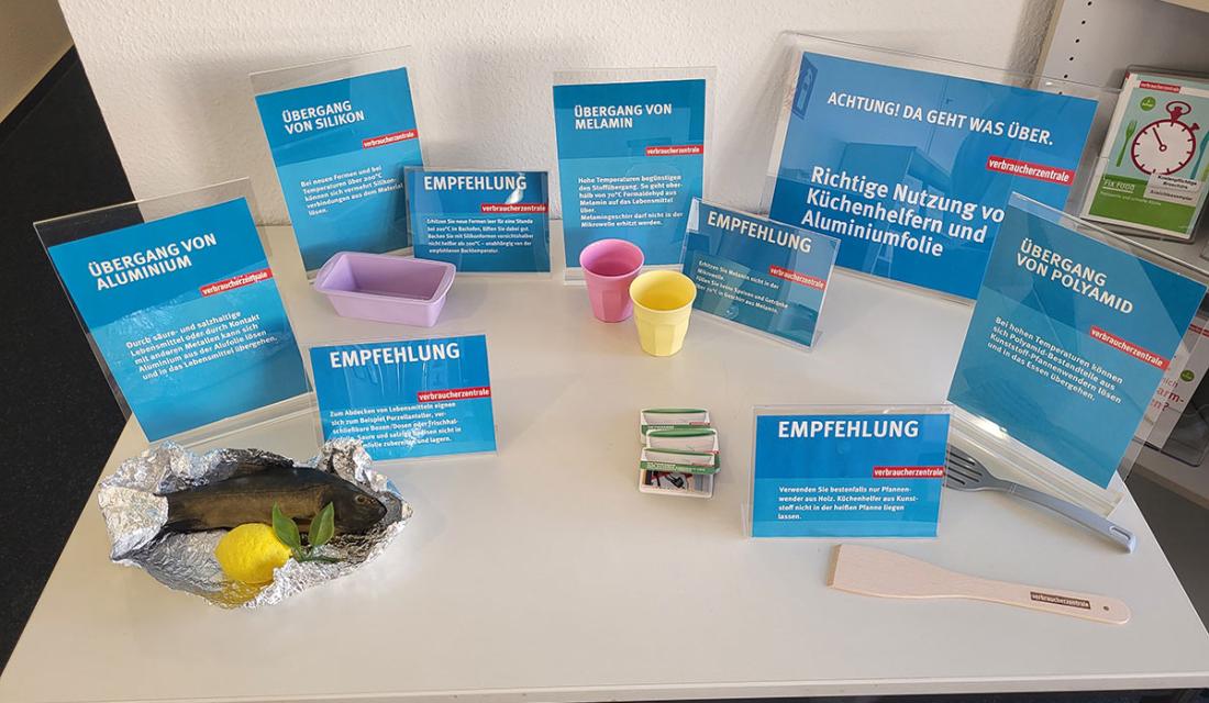 Verschiedene Info-Aufsteller über heiße Küchenutensilien