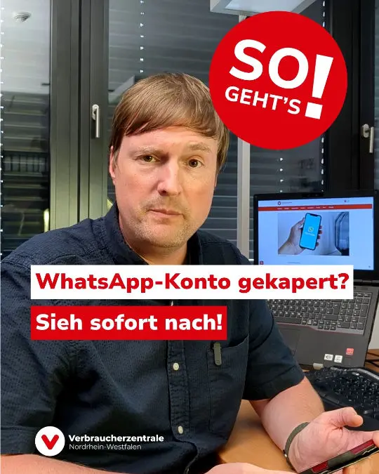 Mann am Schreibtisch mit Smartphone in der Hand blickt skeptisch in die Kamera, Text: "So geht's! WhatsApp-Kanal gekapert? Sieh sofort nach!" und Logo der Verbraucherzentrale Nordrhein-Westfalen