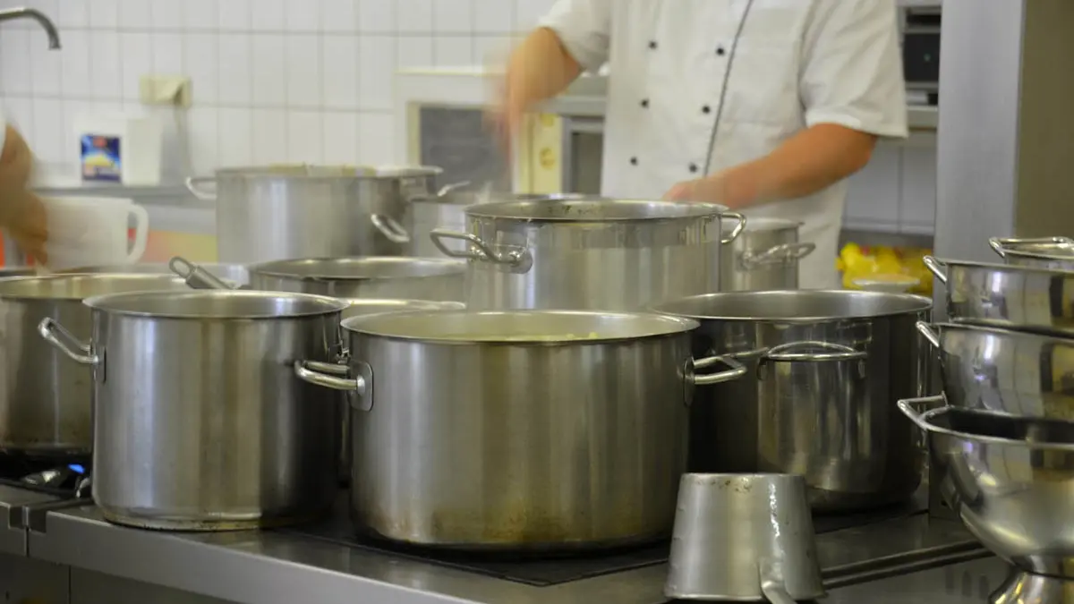 Küche mit Töpfen