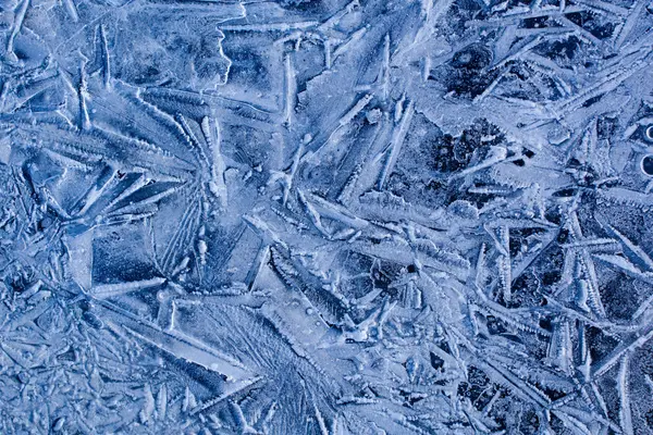 Eiskristalle in verschiedenen Größen und Formen.