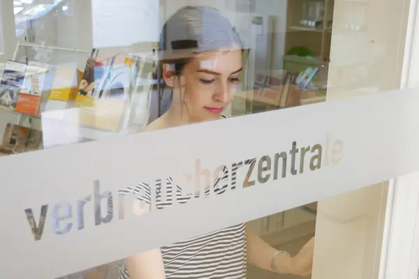Junge Frau in einem Beratungsraum der Verbraucherzentrale