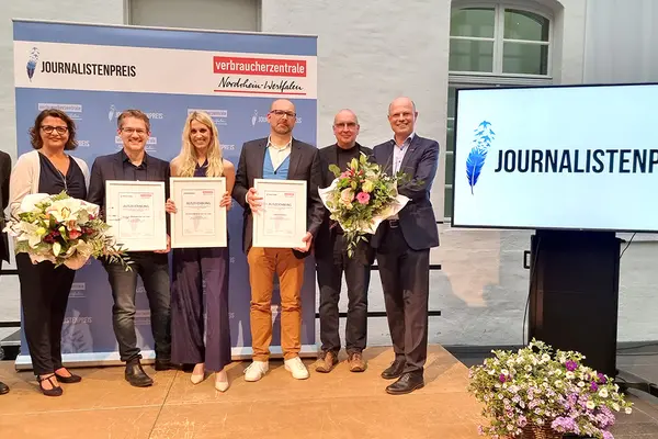 Acht Personen nebeneinander: Laudatoren und Preisträger des Journalistenpreises 2022