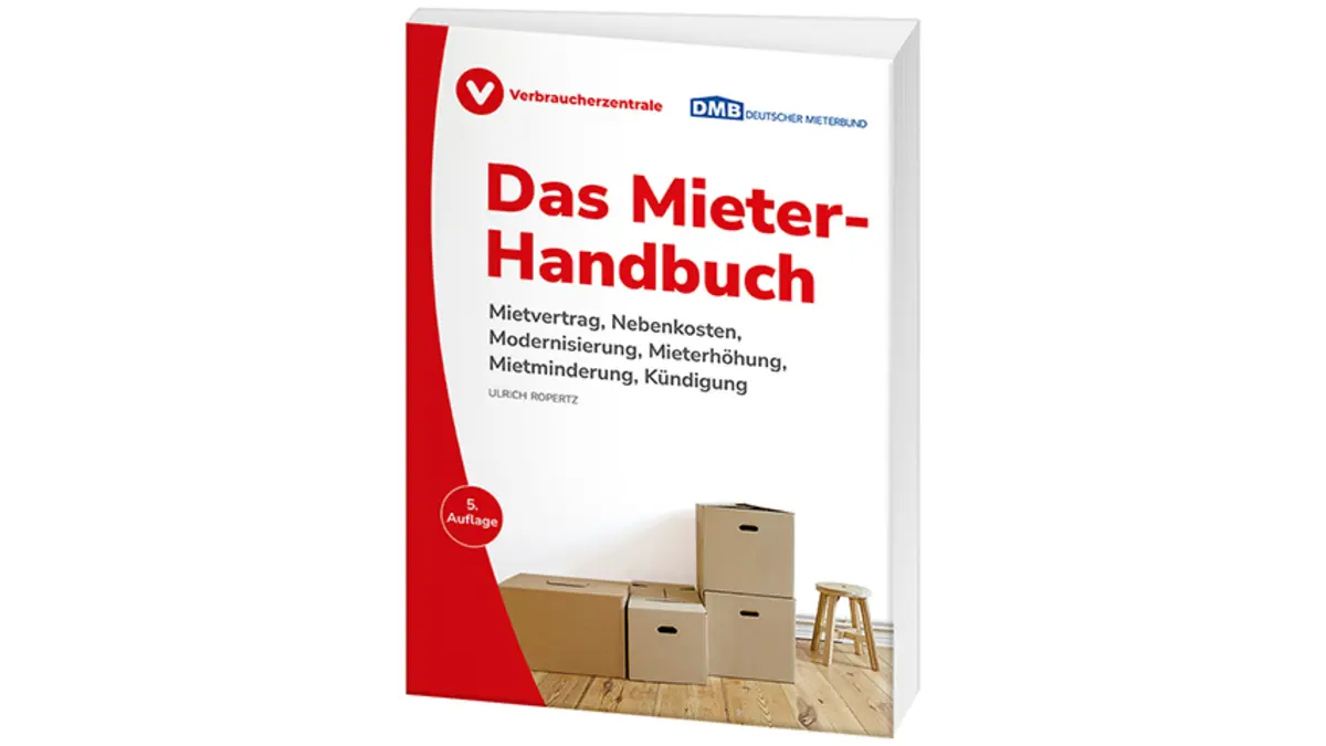Titelbild des Ratgebers "Das Mieter-Handbuch", ein einem leeren Raum, weiße Wände, Holzboden, steht ein kleiner Stapel mit Umzugkartons