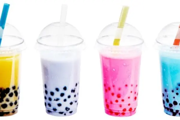 bunte Becher mit Bubbel Tea