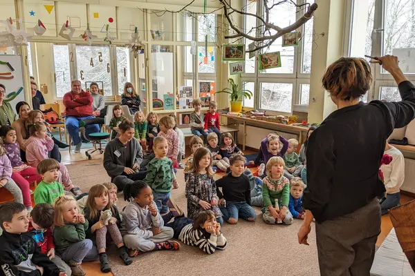 Gewinnerin des Wettbewerbs spielt vor Kita-Kindern ein Puppentheater