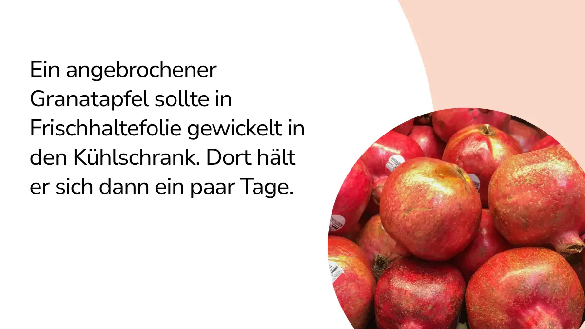 Granatäpfel mit Text ,,Ein angebrochener Granatapfel sollte in Frischhaltefolie gewickelt in den Kühlschrank. Dort hält er sich dann ein paar Tage."