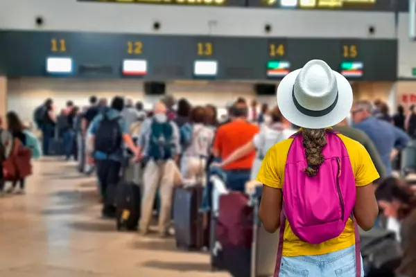 Lange Schlange an Fluhafenschalter
