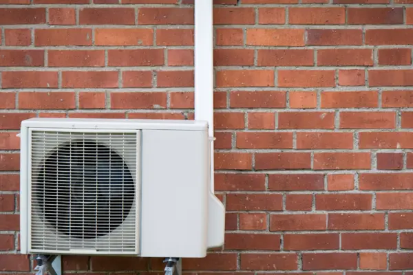 Wärmepumpe an einer Hauswand