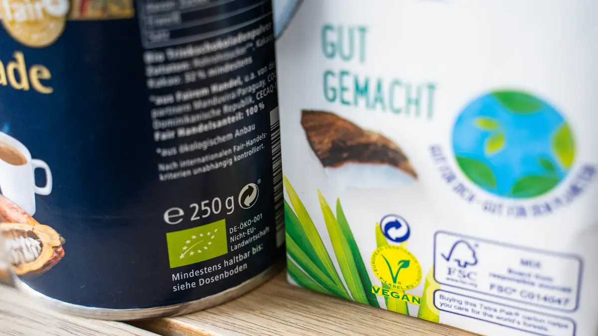 Bio- und Vegan-Label auf verschiedenen Produkten
