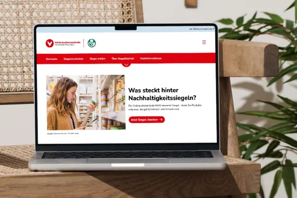 Ein Laptop, auf dem die Startseite der Siegelklarheit-Website angezeigt wird.