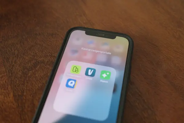 Foto eines Smartphones mit einem Ordner "Kleinanzeigenportale", in dem sich entsprechende Apps befinden (Kleinanzeigen, Vinted, Shock und Quoka)