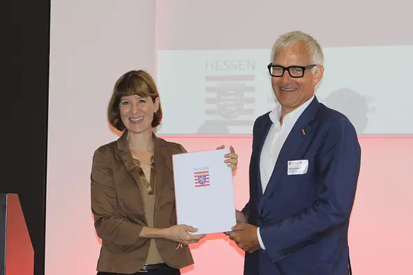 Sozialministerin Heike Hofmann übergibt den Förderbescheid an den Vorstand der Verbraucherzentrale Hessen, Philipp Wendt