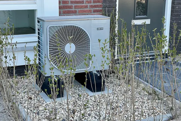 Wärmepumpe neben einer Haustür