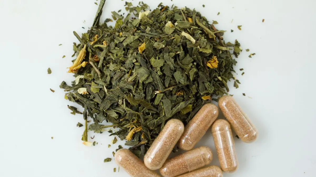 Grüner Tee und Kapseln aus grünem Tee