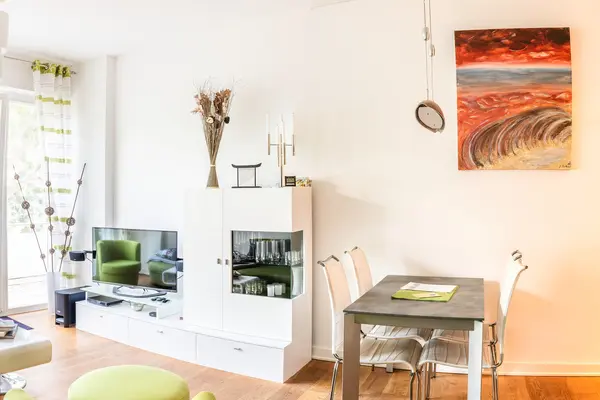 Ein modern eingerichtetes Wohnzimmer