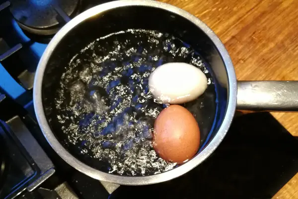 Eier im kochendem Wassertopf