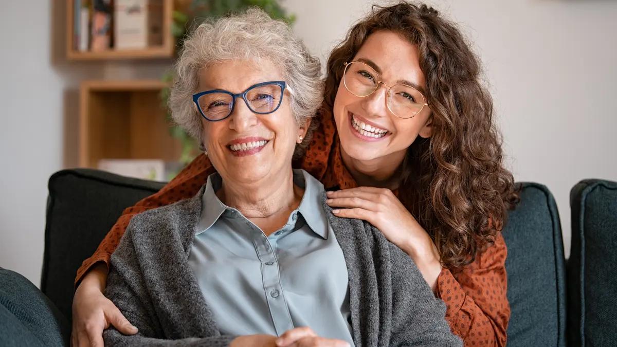 Seniorin und junge Frau lachen