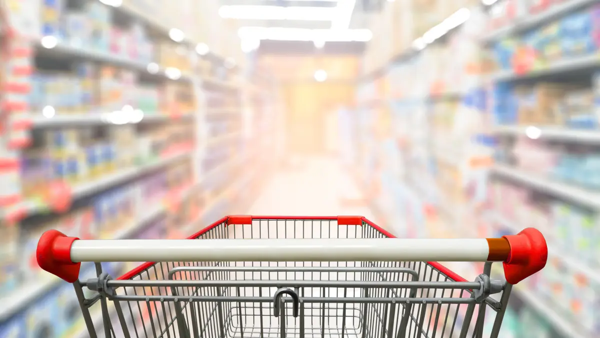 Einkaufswagen in einem Supermarktgang