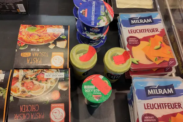 Produkte mit abgelaufenem MHD in der Kühlung eines Supermarktes