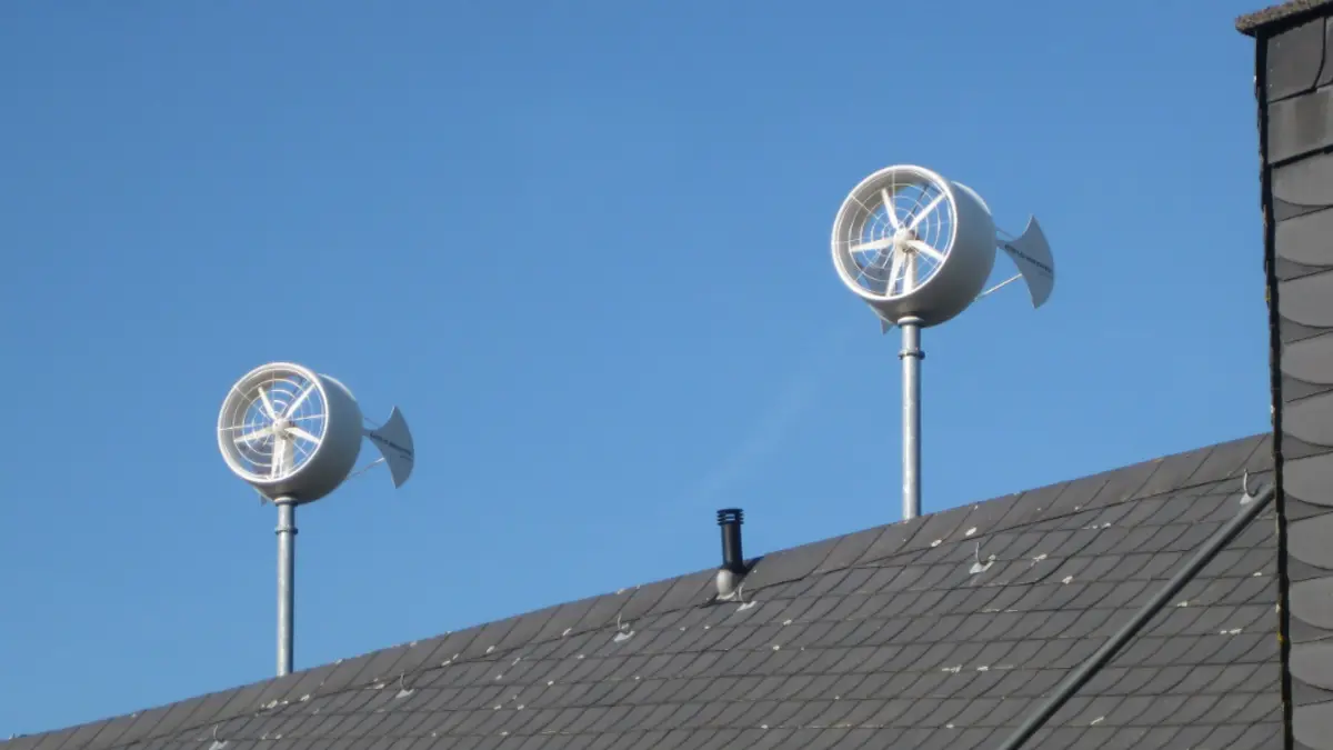 Zwei kleine Windkraftanlagen auf einem Dach