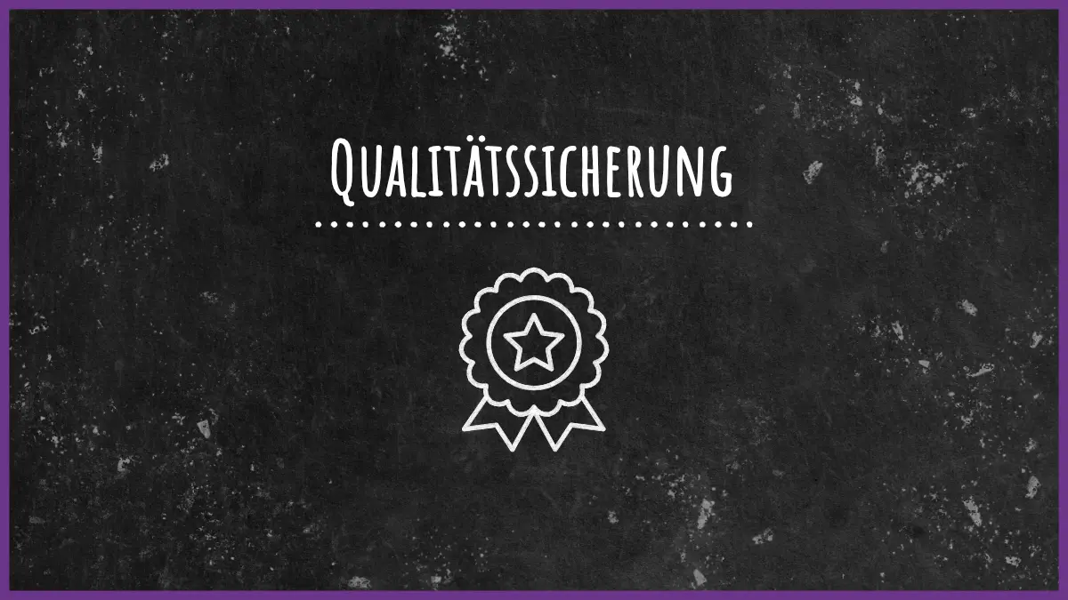 Schwarze Tafel mit Schriftzug Qualitätssicherung und Kreidebild eines Abzeichens
