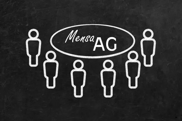 Schwarze Tafel mit Schriftzug Mensa-AG und sechs Kreidemenschen