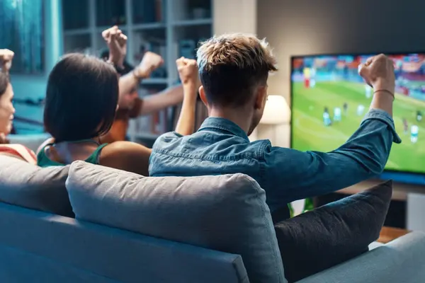 Gruppe Menschen schaut Fußball im Fernsehen