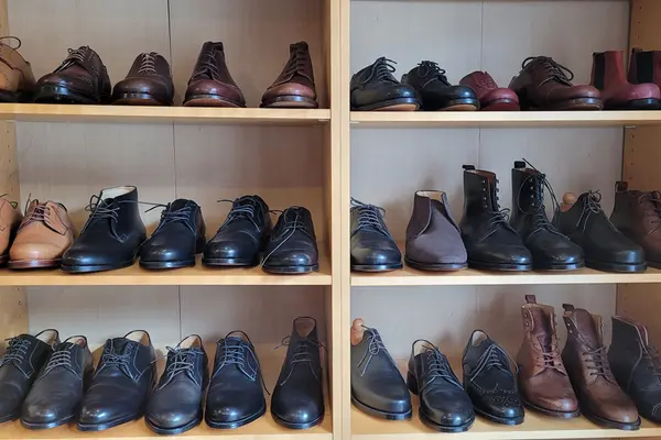 Regal mit Schuhen