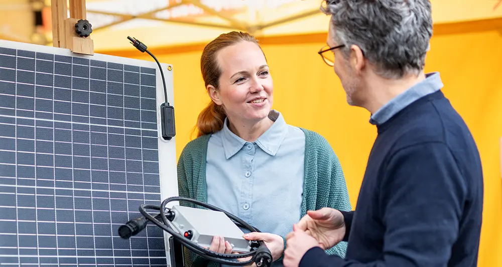 Ein Mann berät eine Frau bei Photovoltaik