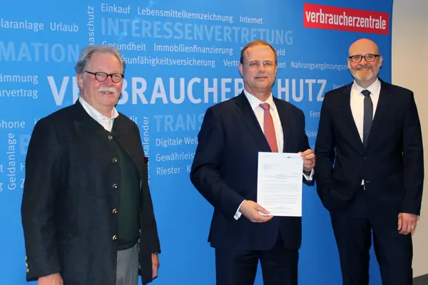 Verbraucherschutzminister Claus Christian Claussen, VZSH Verwaltungsratsvorsitzender Jochem Schlotmann und VZSH-Vorstand Stefan Bock