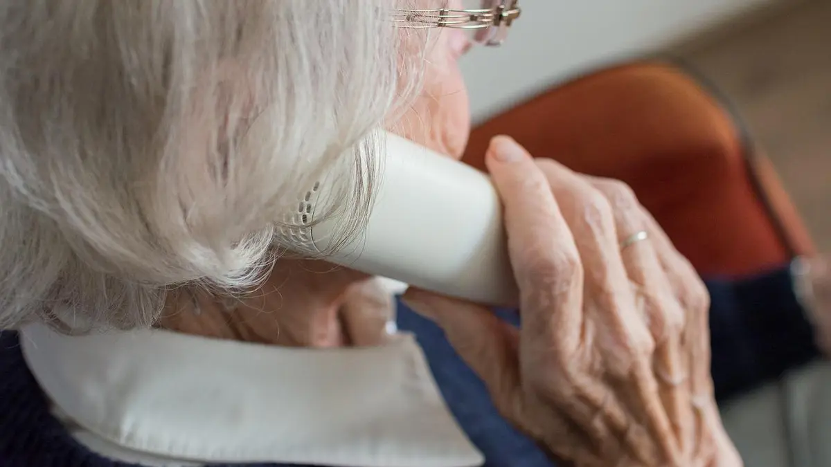 Seniorin telefoniert