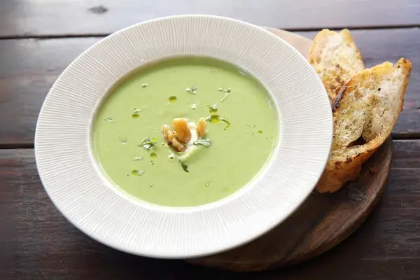 Brokkoli-Cremesuppe auf einem Teller